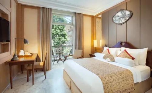 Deluxe Room at The Phoenix Hotel Yogyakarta - Handwritten Collection